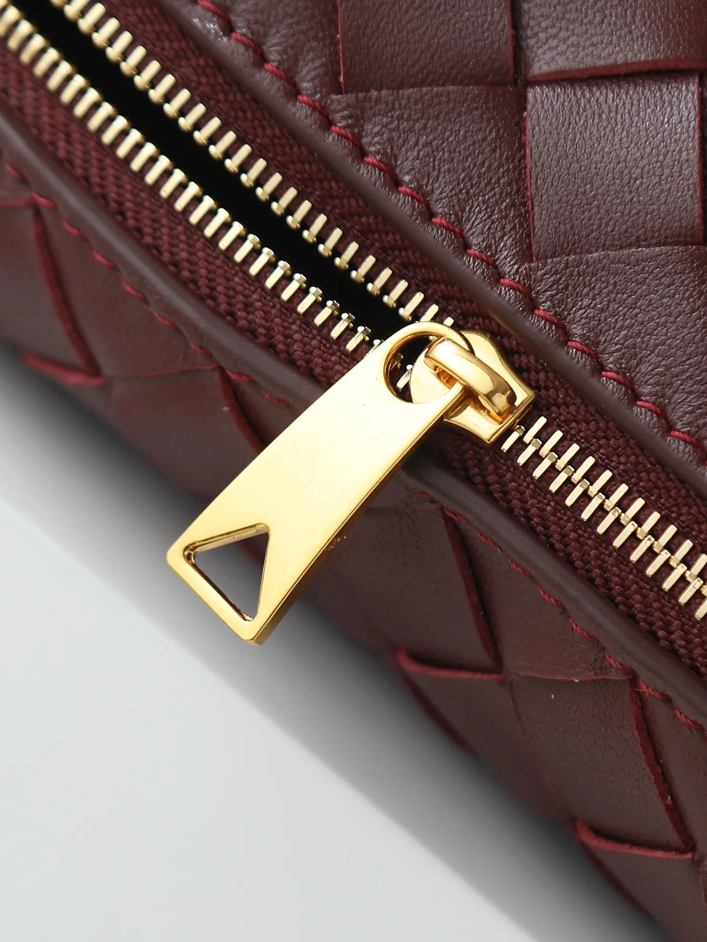 Batch 1300. 𝗕𝗼𝘁𝘁𝗲𝗴𝗮 𝗩𝗲𝗻𝗲𝘁𝗮———— The latest version of the loop camera bag💥 at the BV King of Cost-Effectiveness counter, large woven texture➕As always, ultra-high-quality lambskin, with zippers and adjustable drawstrings, it is especially suitable for the belly💫It can fit anything, and it is very light in weight. It is suitable for girls of all ages. Size: 17*10*6 Style number: 680254